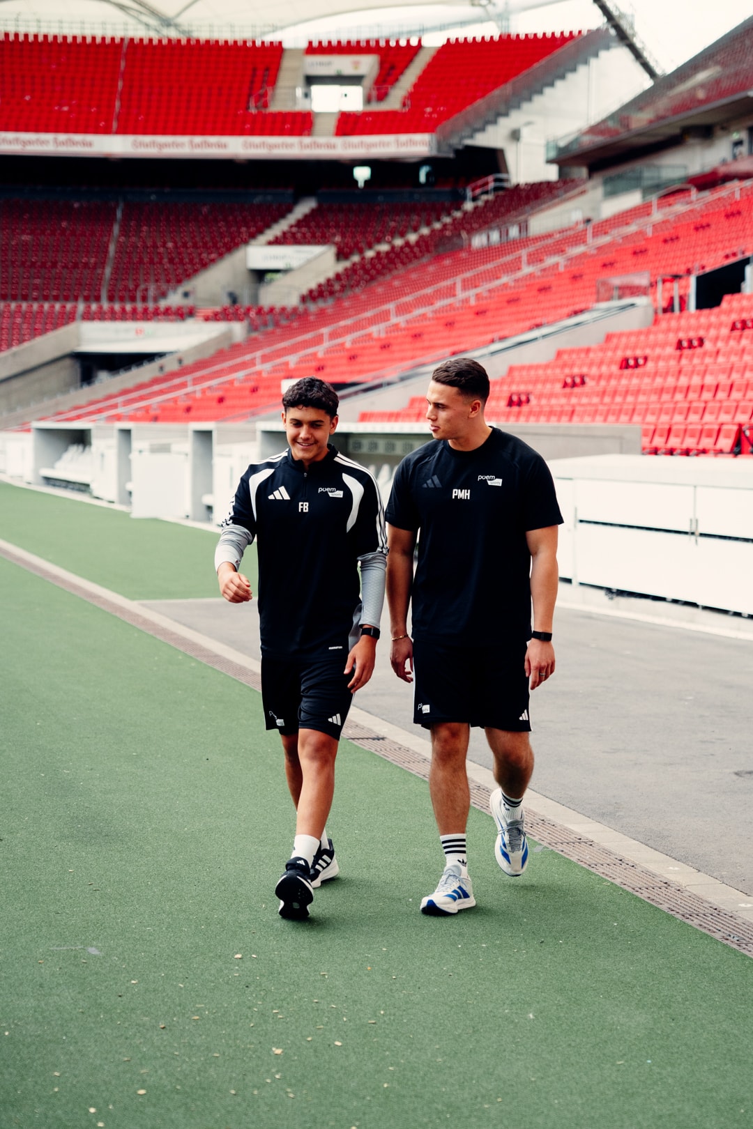 Phil und Fabian Bamberger am Spielfeldrand der MHP Arena in Stuttgart
