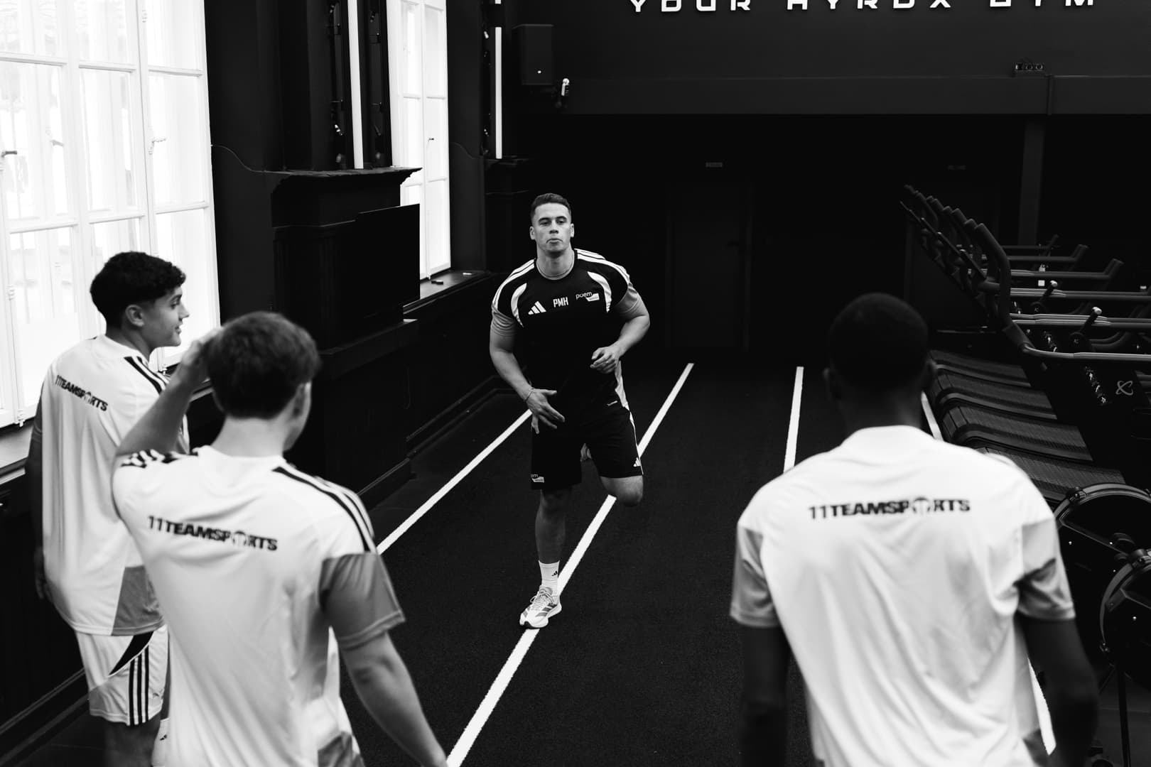 Resisted-Sprint-Training: Athlet zieht gegen Widerstand am Timing-Gate
